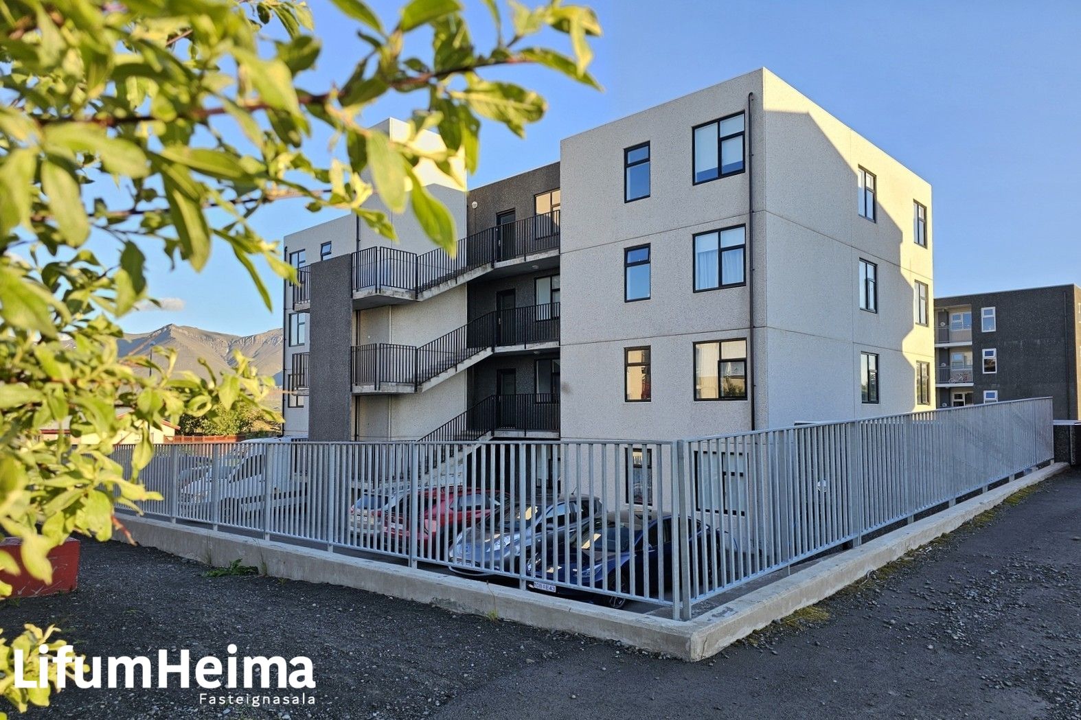Fjölbýlishús - Arnarklettur 28, kr